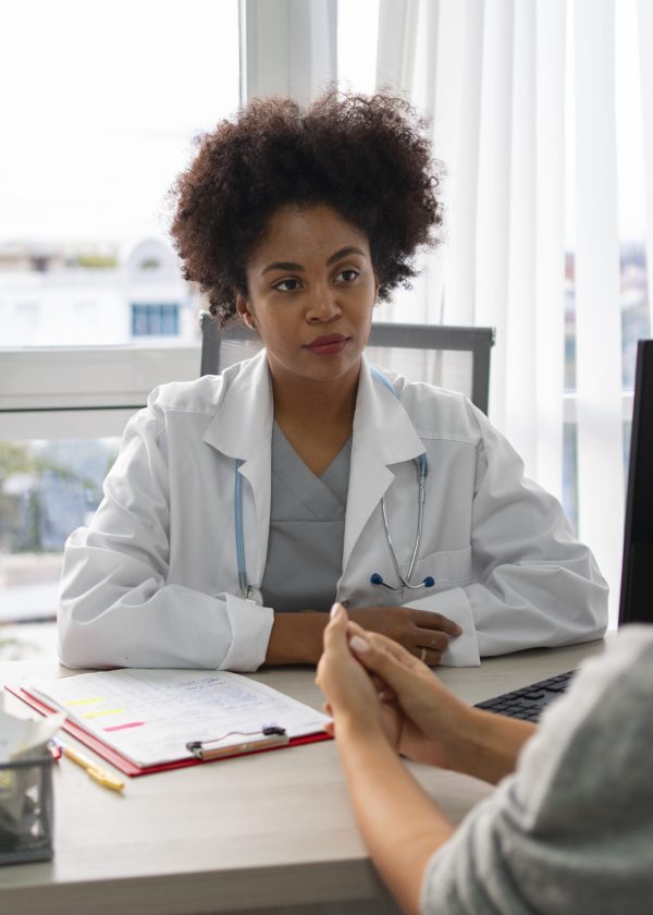 vue laterale du patient parlant au medecin